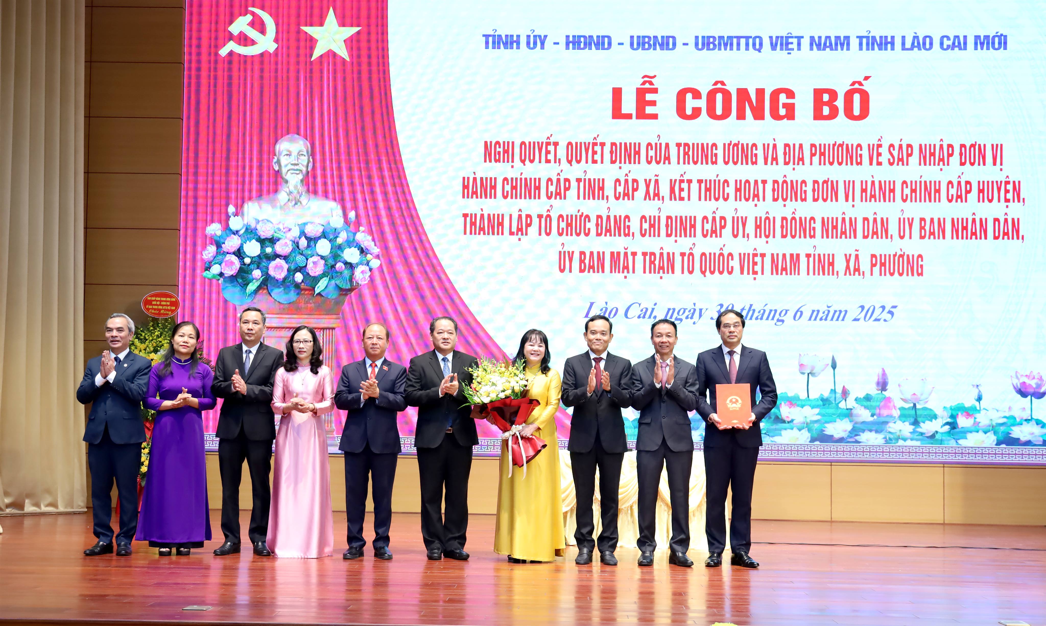 Đồng chí Trần Lưu Quang - Bí thư Trung ương Đảng, Trưởng Ban chính sách và chiến lược Trung ương trao Nghị quyết của Ủy ban Thường vụ Quốc hội về việc chỉ định Chủ tịch, Phó Chủ tịch HĐND, trưởng các ban của HĐND tỉnh, thành phố, trưởng Đoàn, phó trư
